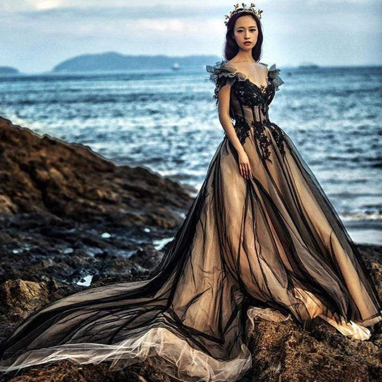 Gothic Black And Champagne Beach Wedding Dresses 2021 Off Shoulder Chapel Train Fairy Princess Outdoor Bride Wedding Gowns